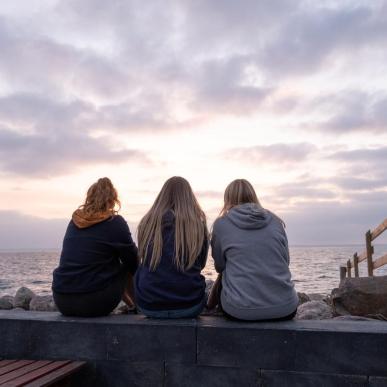 Øhavsstien Tre kvinder på Lohals havn Langeland